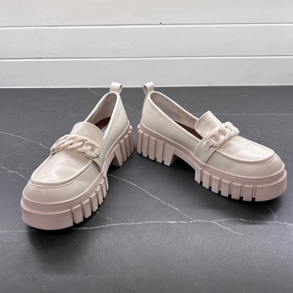 MIA Off-White Platform Loafers. Size 9 w/ Rubber chain detail. Manmade “leather” - Picture 4 of 6